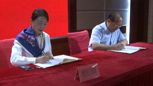 我县举行招商引资推介会,现场签约了东佳大学项目
