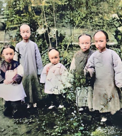 1896年,6岁的陈寅恪,与兄弟姐妹一起在湖南巡抚衙门后花园合影