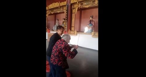 陈峰会长携母陈勇等人拜谒义门陈五祖祠,虔诚敬祖传承文化