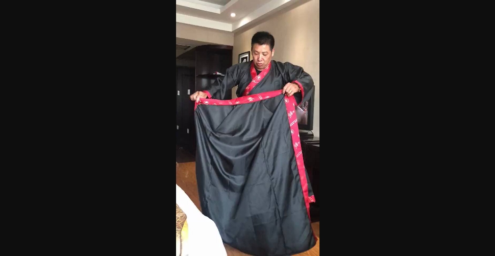 陈安凌先生身着祭祖汉服，展示义门陈的传统风采，为我们呈现了一场精彩的汉服试穿。#今视义门陈 #义门陈#汉服