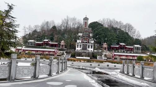 义门陈今日大雪纷飞,银装素裹,宛如画卷,美景如画,令人陶醉。